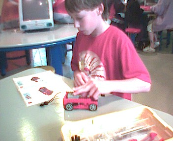 Hier wird ein Auto aus Lego gebaut